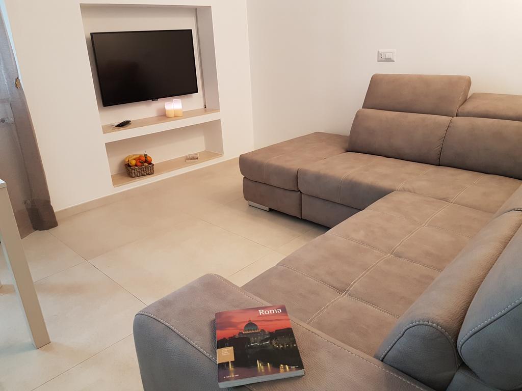 Mary'S Penthouse Apartment ลิโด ดิ ออสเตีย ภายนอก รูปภาพ