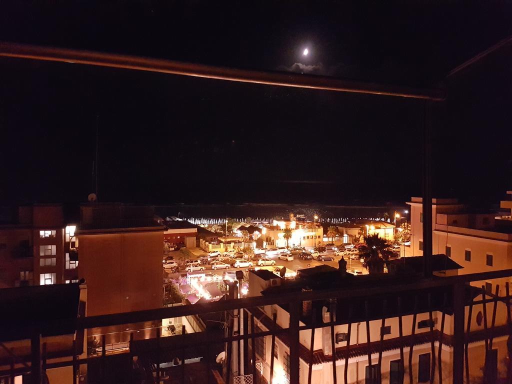 Mary'S Penthouse Apartment ลิโด ดิ ออสเตีย ภายนอก รูปภาพ