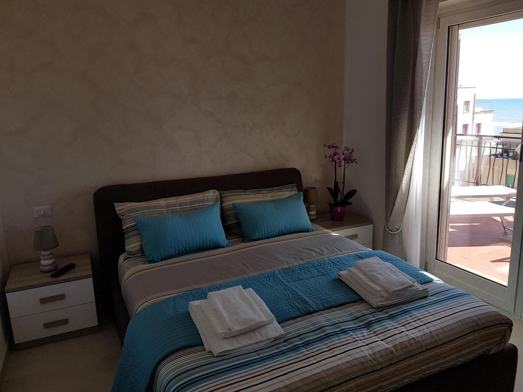 Mary'S Penthouse Apartment ลิโด ดิ ออสเตีย ภายนอก รูปภาพ